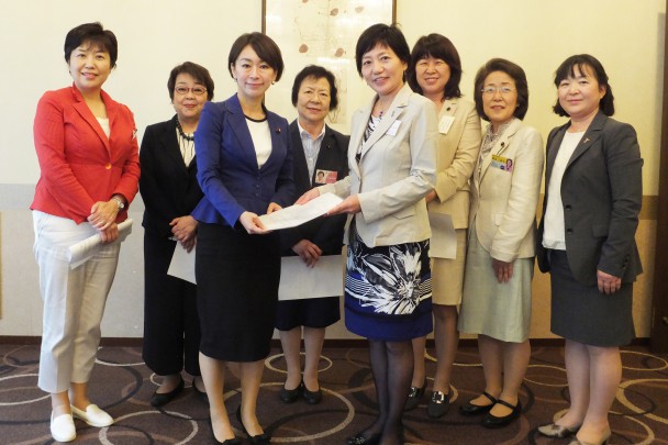 山尾政調会長にマニフェストについて申し入れ書を渡す女性議員ネットワーク世話人ら