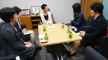 インタビューを受ける蓮舫代表とJP労組女性執行委員の…