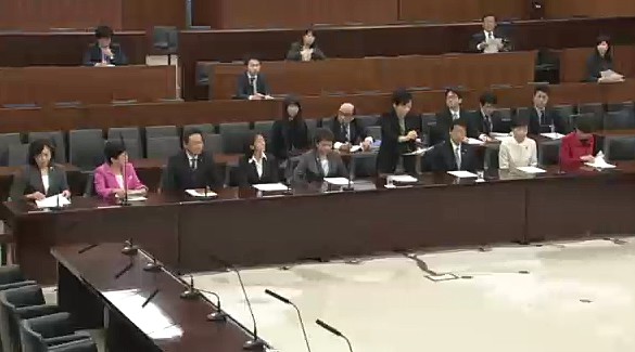 参院厚生労働委員会で法案の趣旨説明を行う共同提出者ら（11月24日）