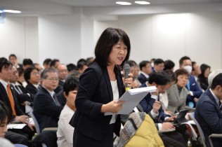 意見表明する女性議員ネットワークの役員